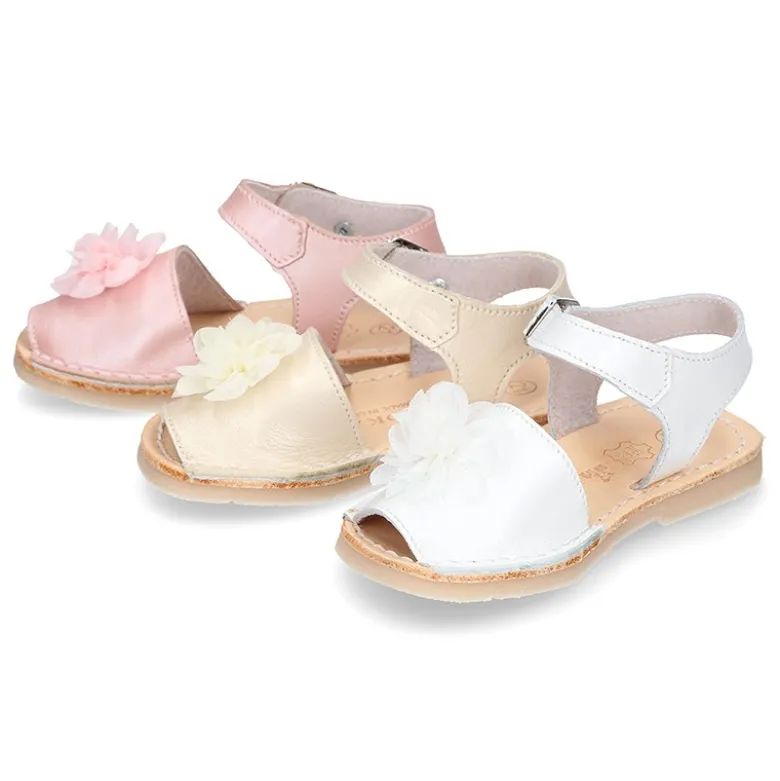 Menorquina niñas en piel nacarada con FLOR y suela flexible.