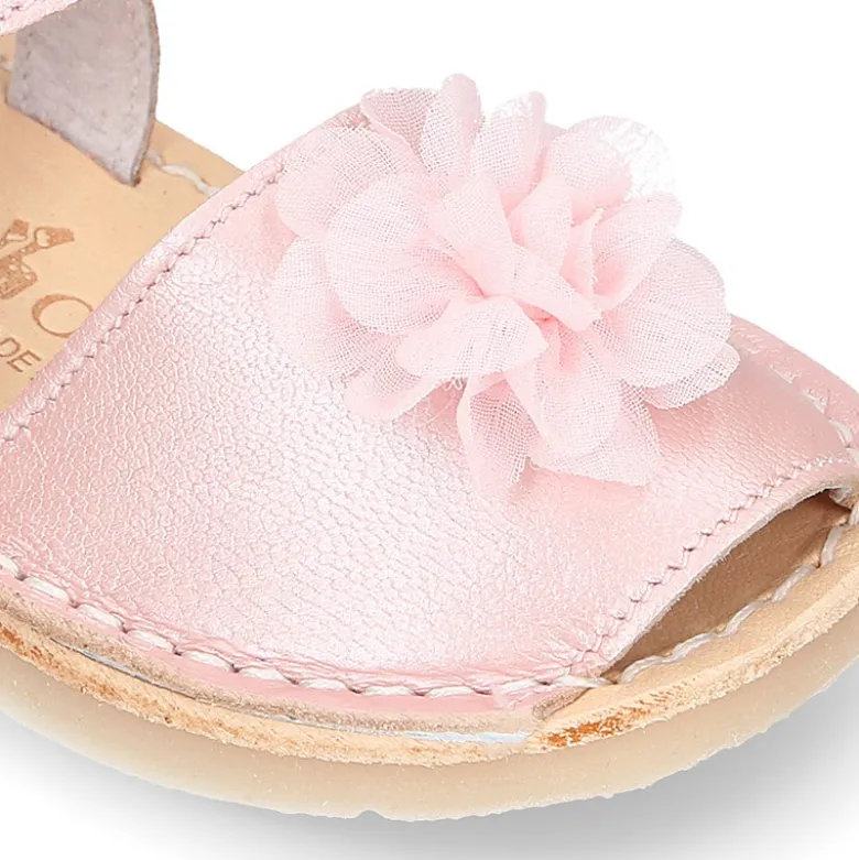 Menorquina niñas en piel nacarada con FLOR y suela flexible.