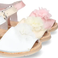 Menorquina niñas en piel nacarada con FLOR y suela flexible.
