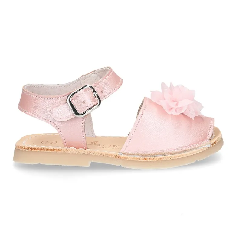 Menorquina niñas en piel nacarada con FLOR y suela flexible.