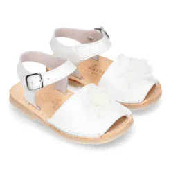 Menorquina niñas en piel nacarada con FLOR y suela flexible.
