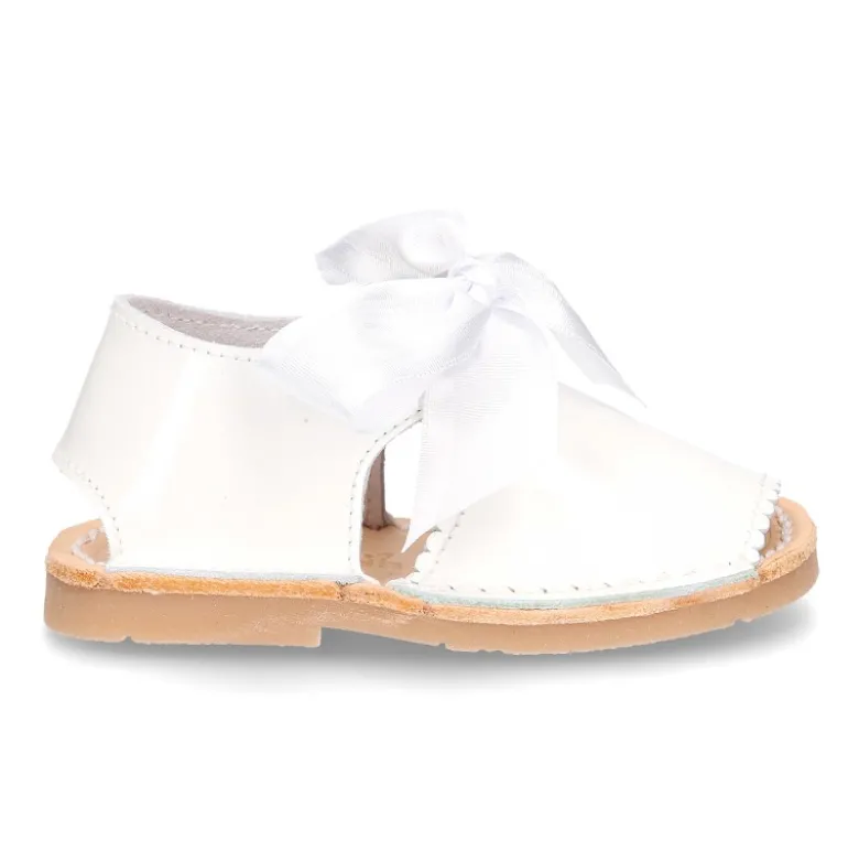 Menorquina niña tipo ANGELITO en piel charol y suela súper flexible.