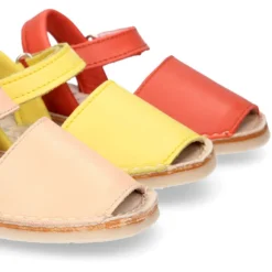 Menorquina niños cierre adherente en piel SUAVE en colores de moda.