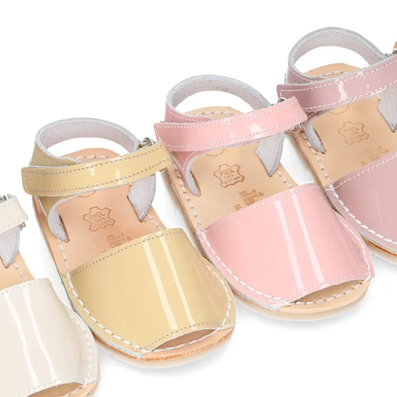 Menorquina niños cierre adherente en piel CHAROL y suela super flexible.