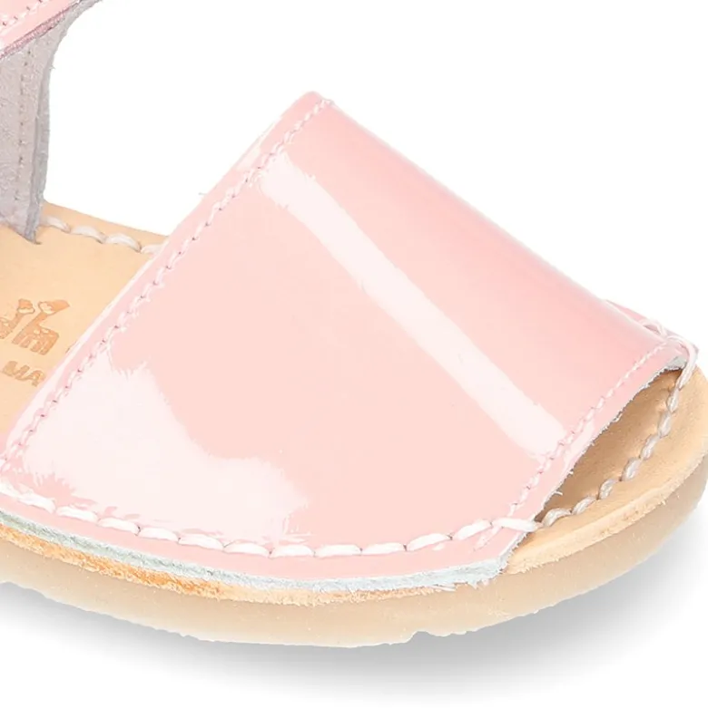 Menorquina niños cierre adherente en piel CHAROL y suela super flexible.