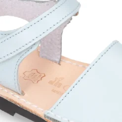 Menorquina niños cierre adherente en piel SUAVE y suela flexible.