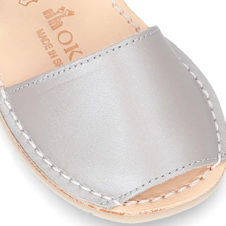 Menorquina niños cierre adherente en piel SUAVE NACARADA y suela flexible.