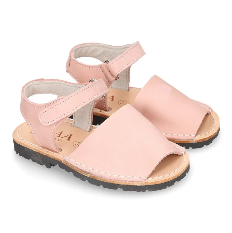 Menorquina niños en piel NOBUCK SUAVE con cierre adherente.