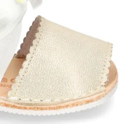 Menorquina tipo ANGELITO en piel metalizada y suela súper flexible.