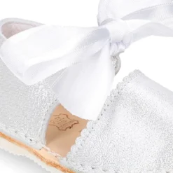 Menorquina tipo ANGELITO en piel metalizada y suela súper flexible.