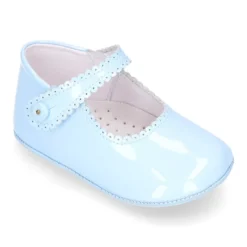 Mercedita bebé con botón y festón en piel charol.