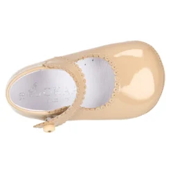 Mercedita bebé con botón y festón en piel charol.