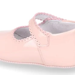 Mercedita bebé con botón y festón en piel charol.