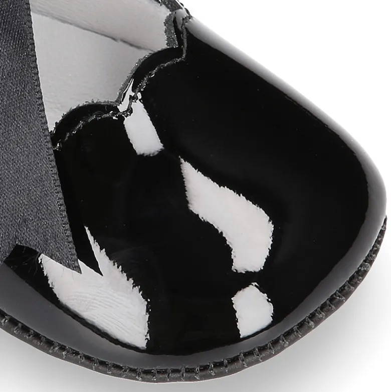 Mercedita bebé niña con lazo en piel charol NEGRO.