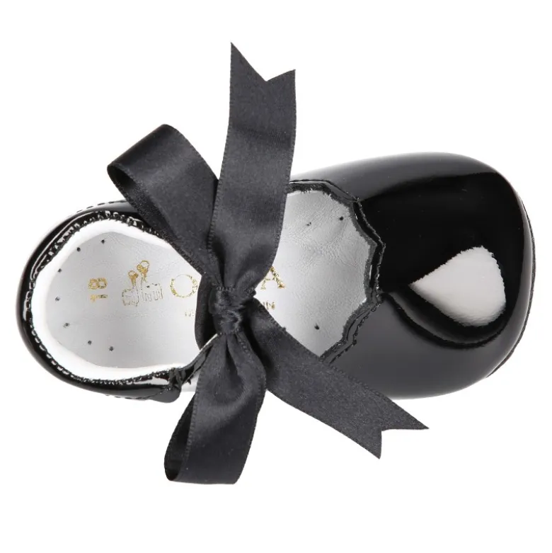 Mercedita bebé niña con lazo en piel charol NEGRO.