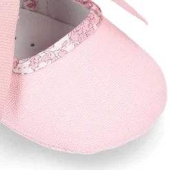 Mercedita bebé niña con lazo tipo angelito en lona algodón con LIBERTY.
