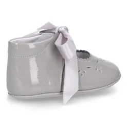 Mercedita bebé niña tipo angelito con lazo en piel charol.