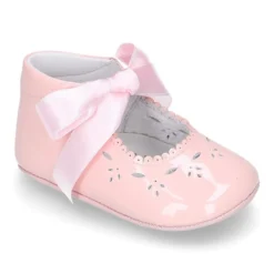 Mercedita bebé niña tipo angelito con lazo en piel charol.