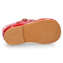 Mercedita clásica con doble hebilla y picados en piel charol ROJO.