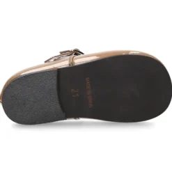 Mercedita clásica con picados y hebilla en piel charol.
