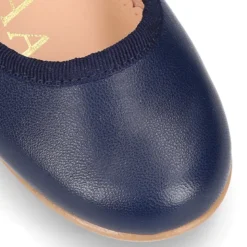 Mercedita clásica estilizada con hebilla en piel napa súper suave.