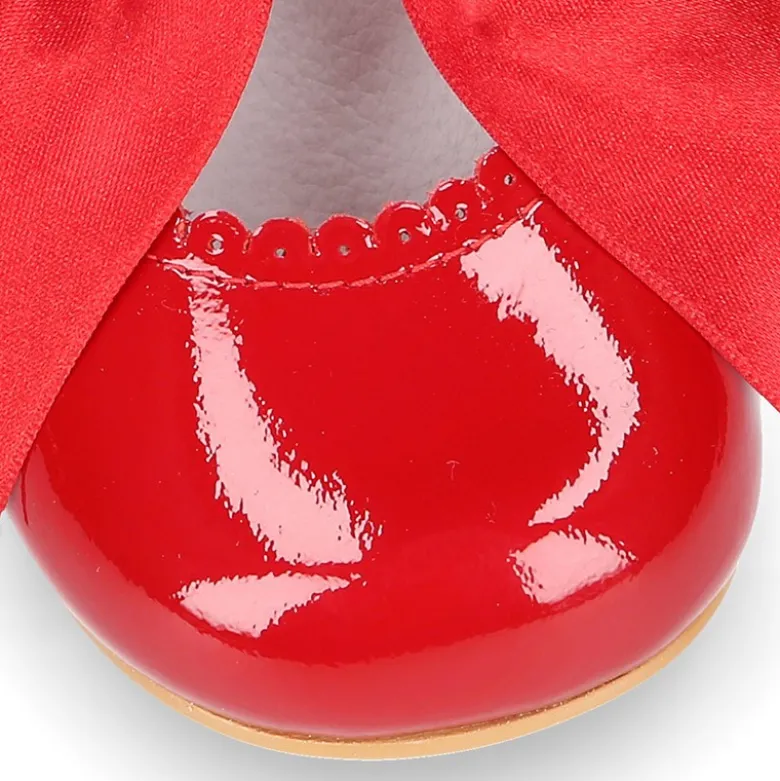 Mercedita clásica niña con festón y hebilla con LAZO en piel charol ROJO.