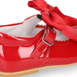 Mercedita clásica niña con festón y hebilla con LAZO en piel charol ROJO.
