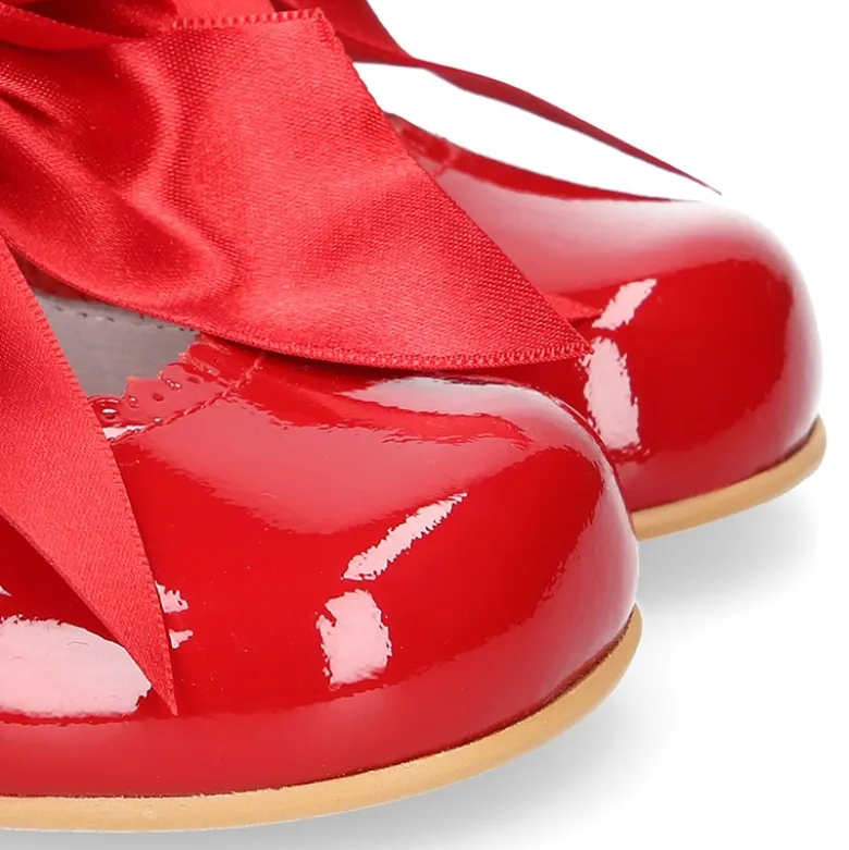 Mercedita clásica niña con festón y hebilla con LAZO en piel charol ROJO.