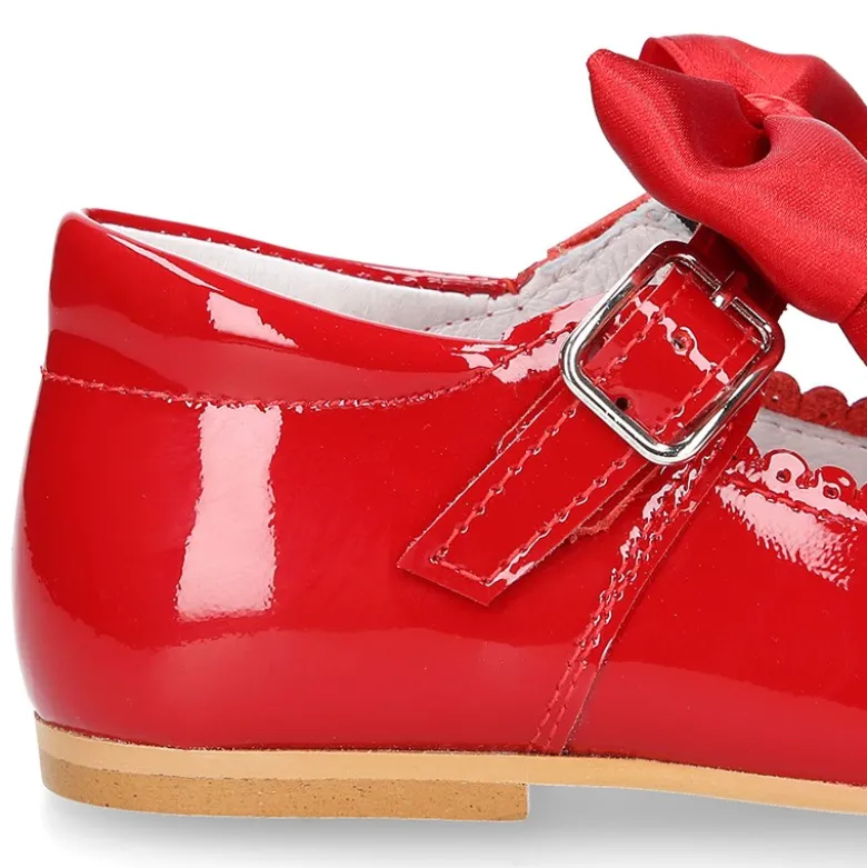 Mercedita clásica niña con festón y hebilla con LAZO en piel charol ROJO.