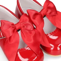 Mercedita clásica niña con festón y hebilla con LAZO en piel charol ROJO.
