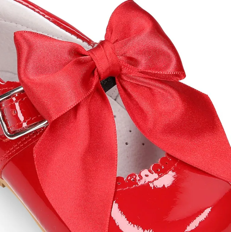 Mercedita clásica niña con festón y hebilla con LAZO en piel charol ROJO.