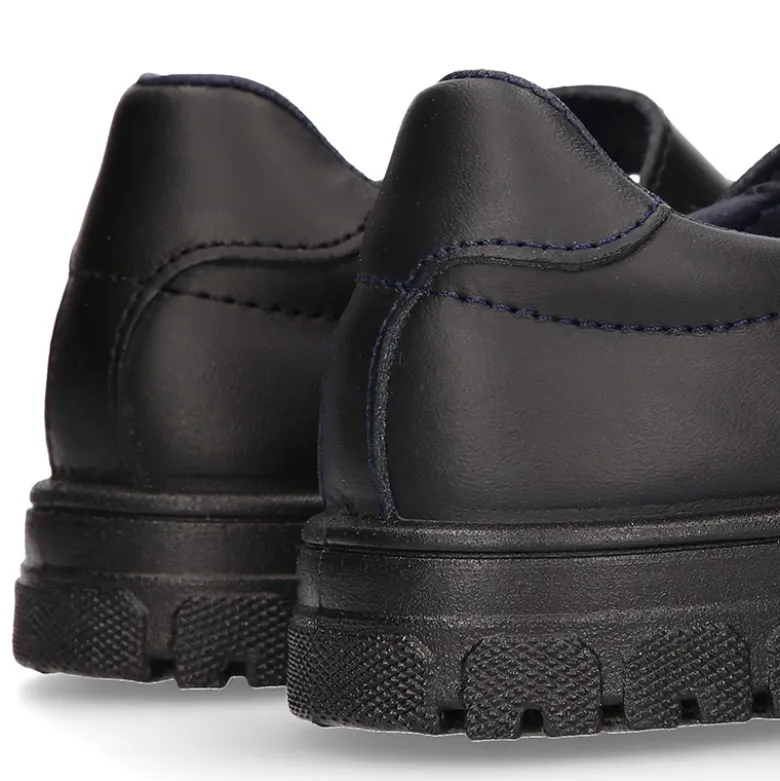 Mercedita colegial niña OKAA sin cordones con suela de goma dentada en piel lavable.