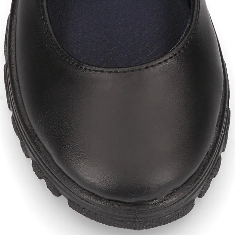 Mercedita colegial niña OKAA sin cordones con suela de goma dentada en piel lavable.