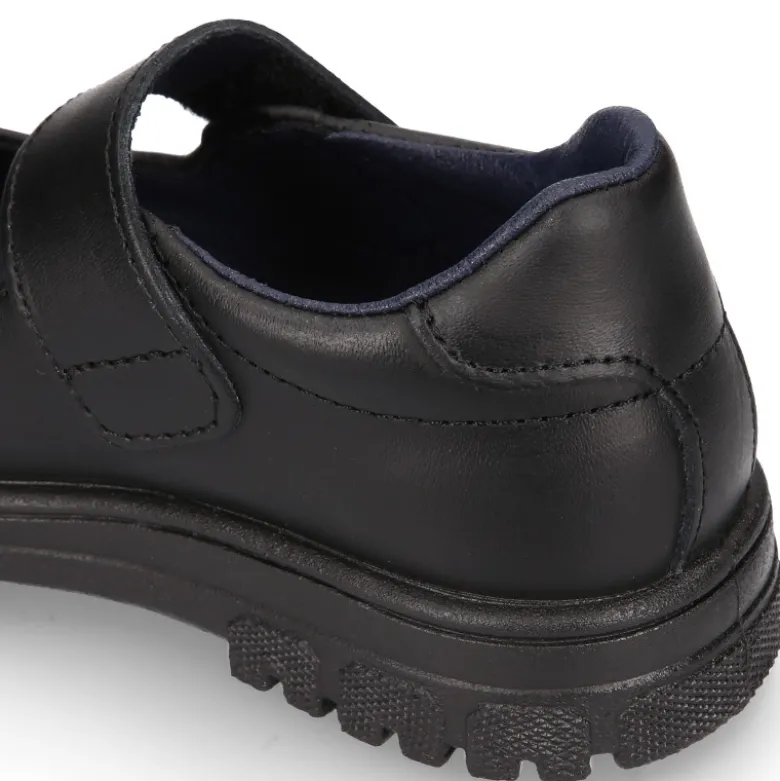 Mercedita colegial niña OKAA sin cordones con suela de goma dentada en piel lavable.