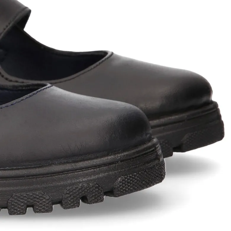 Mercedita colegial niña OKAA sin cordones con suela de goma dentada en piel lavable.