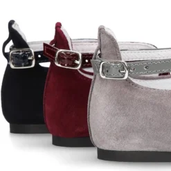 Mercedita con tiras cruzadas en piel serraje con charol.