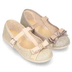 Mercedita en forma de t con hebilla y lazo en lona metalizada.