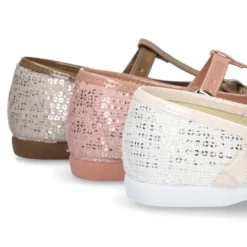 Mercedita en forma de T en lona con brillos y charol para vestir.