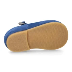 Mercedita escotada con botón en ante.
