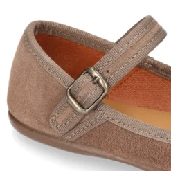 Mercedita escotada con hebilla en piel serraje.