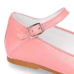 Mercedita MODA escotada con hebilla en piel suave en colores de temporada.