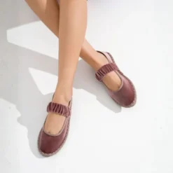Mercedita mujer en terciopelo maquillaje con elástico