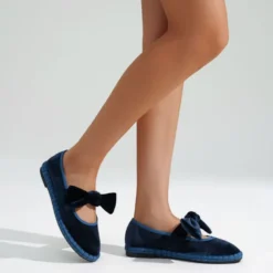 Mercedita mujer en terciopelo azul con lazo