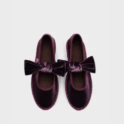 Mercedita mujer en terciopelo morado con lazo