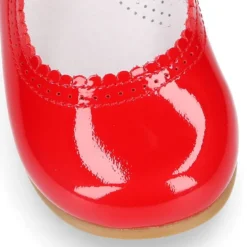 Mercedita niña clásica escotada con botón en piel charol ROJO.