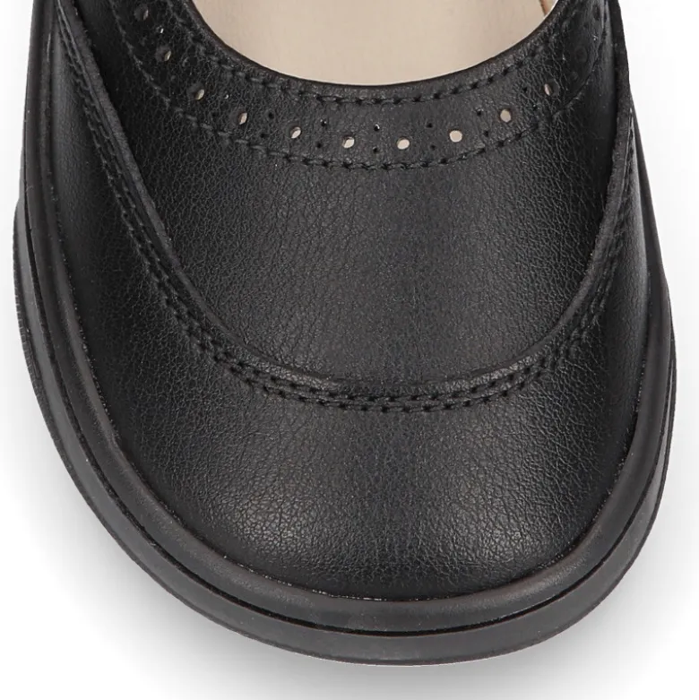 Mercedita niña colegial respetuoso Okaa Flex en color negro.