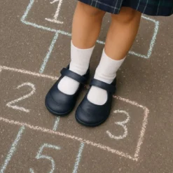 Mercedita niña colegial sin cordones y con puntera reforzada en piel lavable.