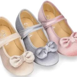 Mercedita niña con cierre adherente y diseño con LAZO en terciopelo con brillos.