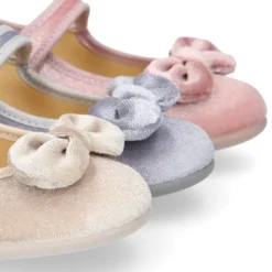 Mercedita niña con cierre adherente y diseño con LAZO en terciopelo con brillos.
