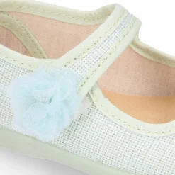 Mercedita niña con cierre adherente con flor en lona lino.